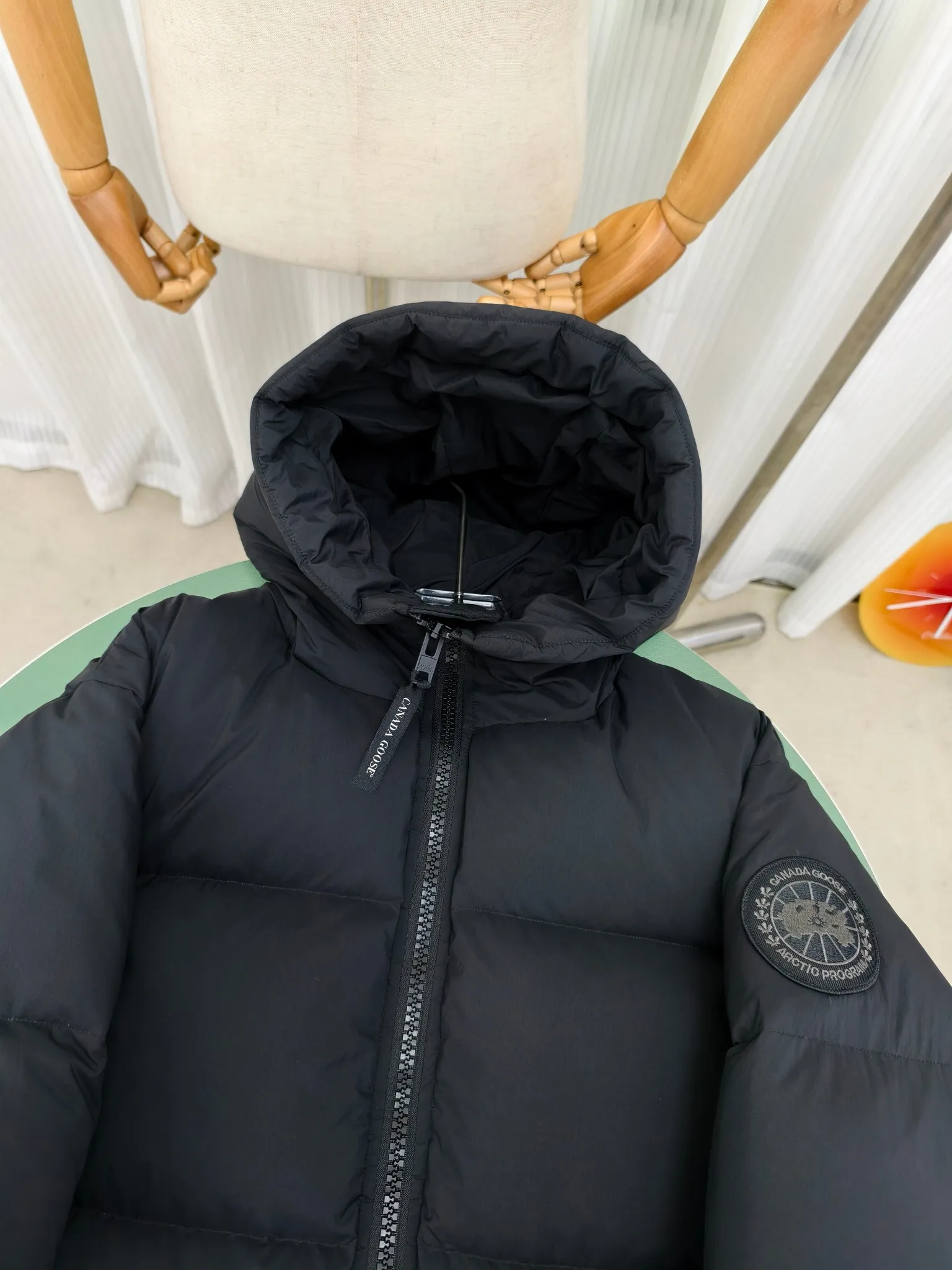 P940 Canada Goose Lawrence Down Jacket The Lawrence Down Jacket provides essential protection for everyday adventures and is made from sustainable Enduraluxe fabric with a durable soft touch. It features a quilted body, an adjustable down hood and a longer hem. Adjustable, down-filled, communicated hood. Two-way center front zipper increases range of motion and ventilation. The chin-protecting suede knit stand-up collar is soft and extra-comfortable. Inset rib-knit cuffs for added comfort and locked in heat. CORDURAD piping at the cuffs hem and reflective double-stripe grip tape at the back. Internal shoulder strap Color: black with red label black with black label azure blue Size: XS-2XL